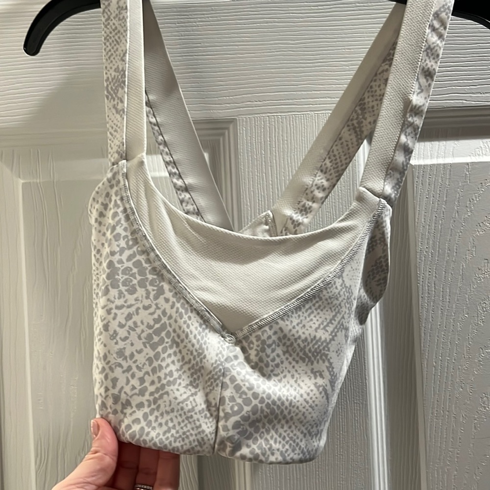 Lululemon sports bra size 6